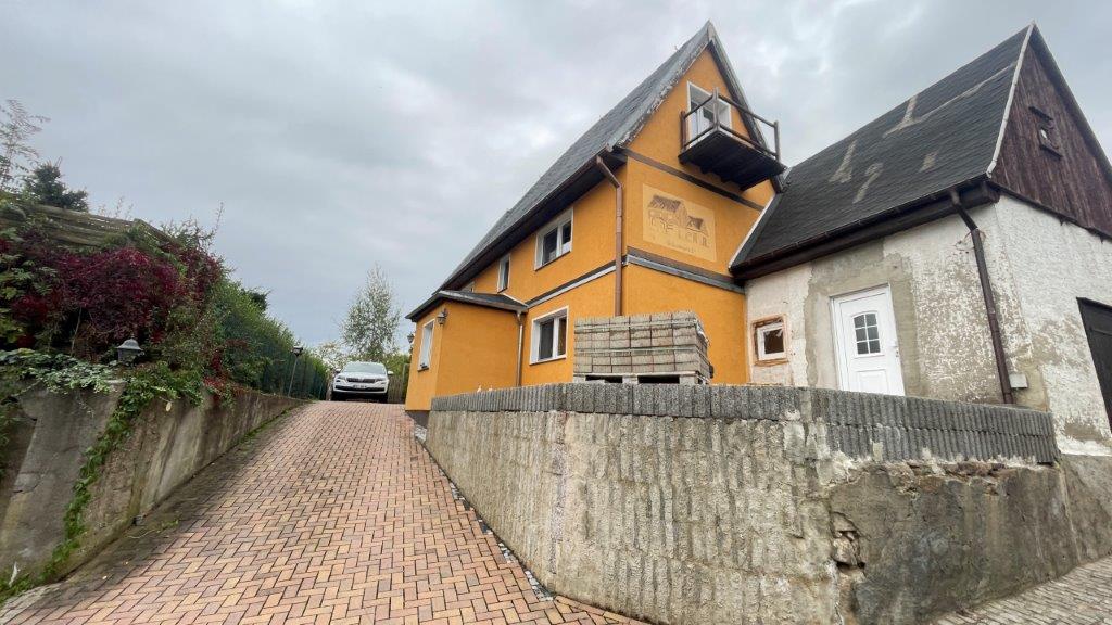 Teilsaniertes Einfamilienhaus mit Nebengebäuden inkl. gepflegtem Grundstück mit urigem Gartenbereich